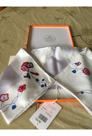 Foulard Hermès brodé intitulé « BRIDES FLEURIES » - carré rare de la série « carrés précieux