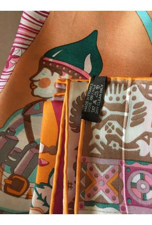 Foulard Hermès intitulé « Zabavushka » - dans sa boîte